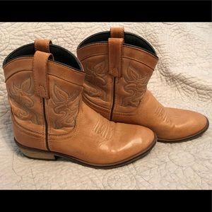 Dingo Ankle Boots